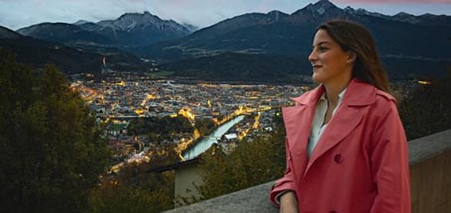 Frau blickt auf Innsbruck
