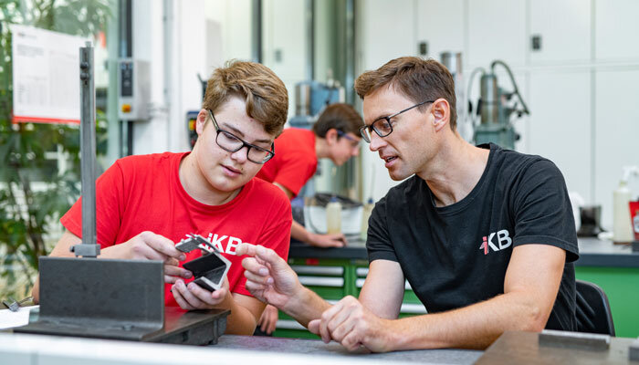 Lehrling und Ausbildner der technischen Lehrlinge. Lehrling und Ausbildner der technischen Lehrlinge.