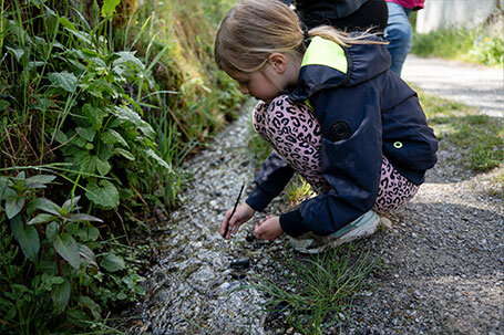 Schulkinder tragen einen Kanister Schulkinder tragen einen Kanister
