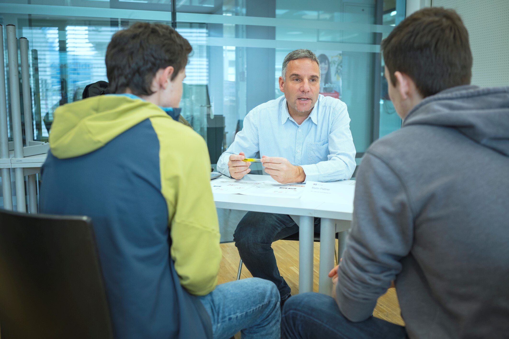 HTL-Schüler im Gespräch mit IKB-Mitarbeiter