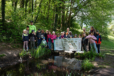 Schulkinder und ein Puppenhaus Schulkinder und ein Puppenhaus