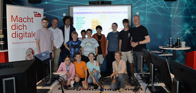 Gruppenfoto der Coding4Kids Teilnehmer:innen und Initiatoren gemeinsam mit den IKB-Paten.
