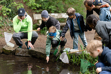 Schulkinder betrachten etwas Schulkinder betrachten etwas