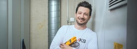 Person mit Messgerät in Technikraum Person mit Messgerät in Technikraum