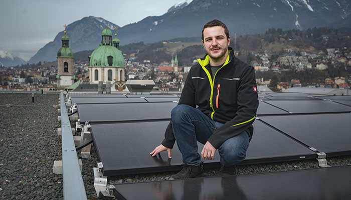 Als Mitarbeiter der IKB Sonnenstrom GmbH befeuert Martin Viertl die Energie-Autonomie.